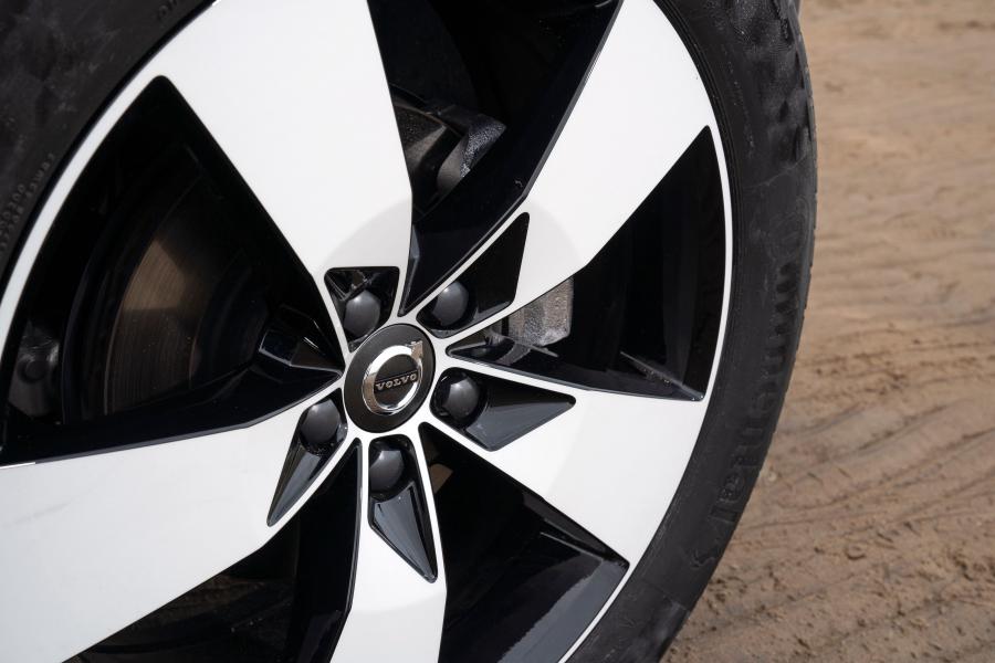 Колеса Volvo XC40 T3 Momentum 2018 года  (UK) (фото 30 из 40)